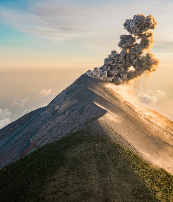 Volcan en pleine éruption, métaphore des crises nécessitant une communication efficace et maîtrisée.